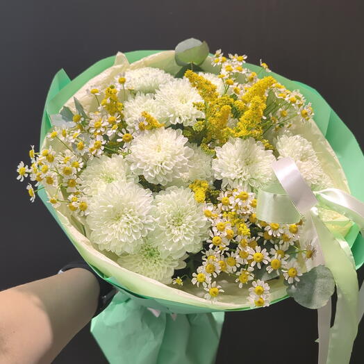 Букет из кустовых хризантем и танацетума
