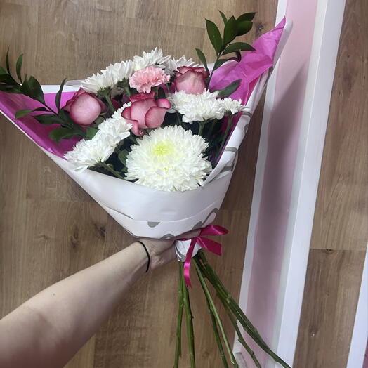 букет из роз и хризантем