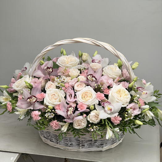Корзина с орхидеями и пионовидной розой 🌸