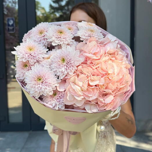 Авторский букет Mouse Flowers:Гортензия/Кустовая хризантема