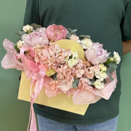 Композиция « Нежный микс 👜🎀» из гортензии ,пионов , диантусов