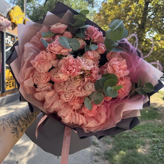 Авторский букет с пионовидными розами, диантусом и озотамнусом🌸