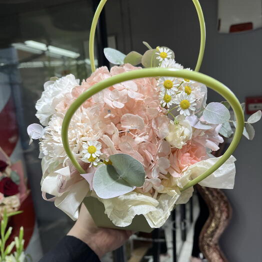 Сумочка с гортензией, матрикарией, лизиантусом и ажурными диантусами