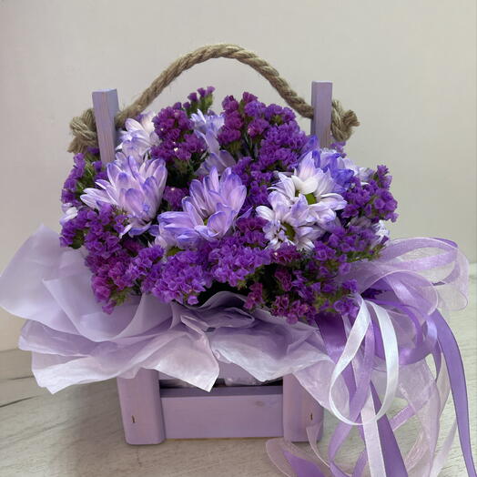 Композиция из ромашек и статицы