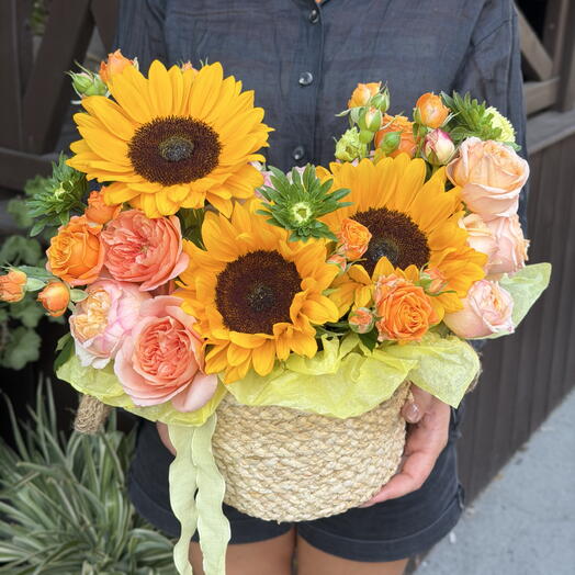 ПОДСОЛНУХИ 🌻🌻🌻 В КОРЗИНЕ С РОЗАМИ «Летний микс»