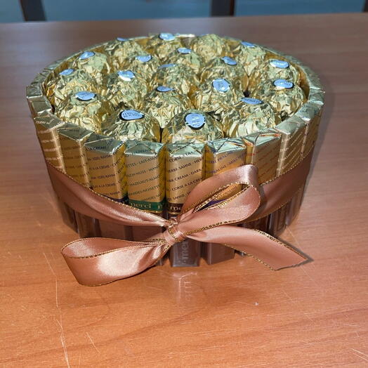 Торт из 46 конфет Ferrero Rocher на день рождения