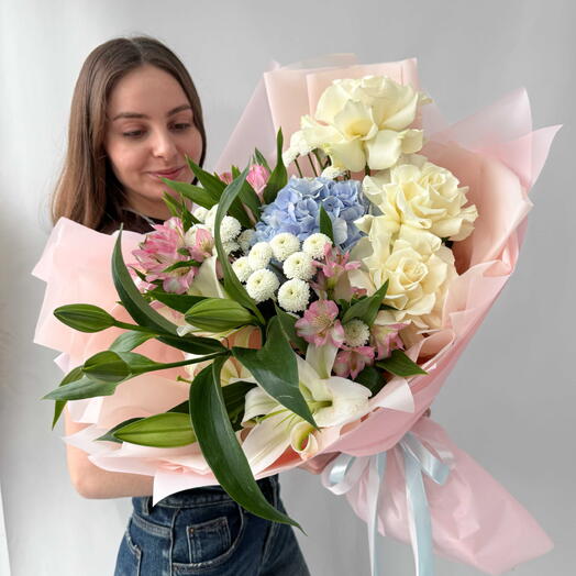 Букет с белыми французскими розами и голубой гортензией