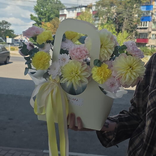 Яркая сумочка с жёлтыми диантусами