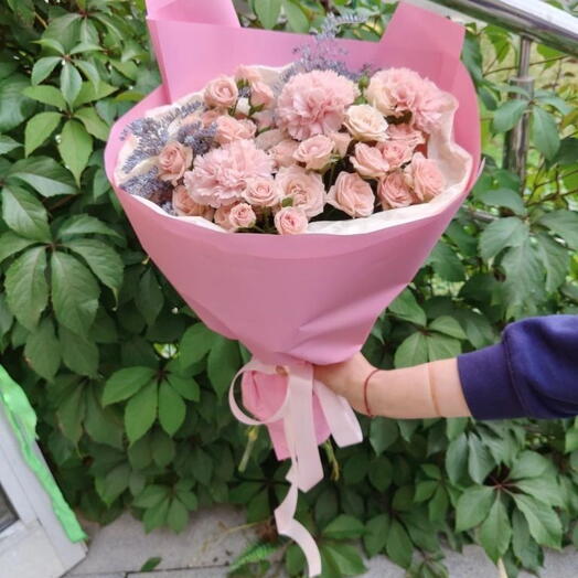 Розовое чудо с кустовыми розами
