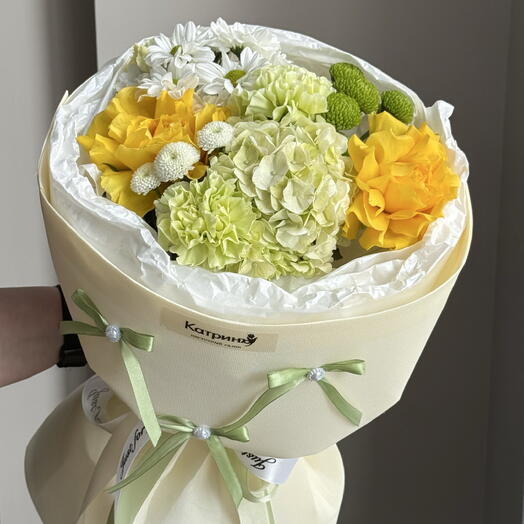 Букет Просто так с розами, гортензией, хризантемами и диантусами