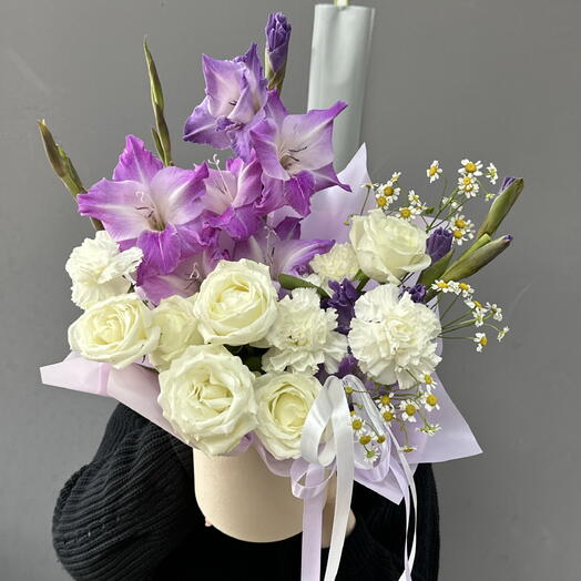 Сиреневые гладиолусы с белыми розами 💜 в шляпной коробке
