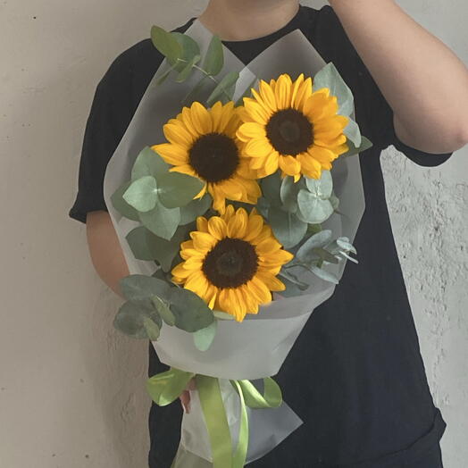 Букет с подсолнухами и эвкалиптом в упаковке 🌻 3