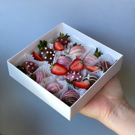 THE SWEETEST, клубника в шоколаде 12 штук