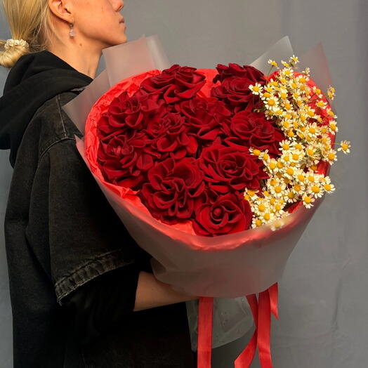 Букет (XXL) : с матрикарией и красными розами 🌹