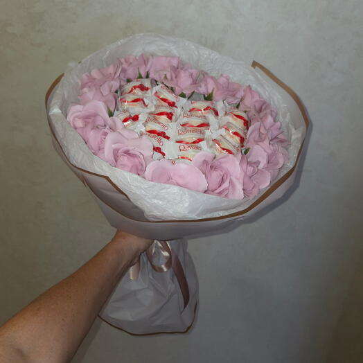 Букет из конфет и мыльных розовых цветов