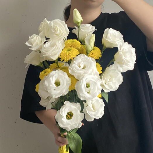 Букет с нежными белыми лизиантусами и желтухи хризантемами 💛