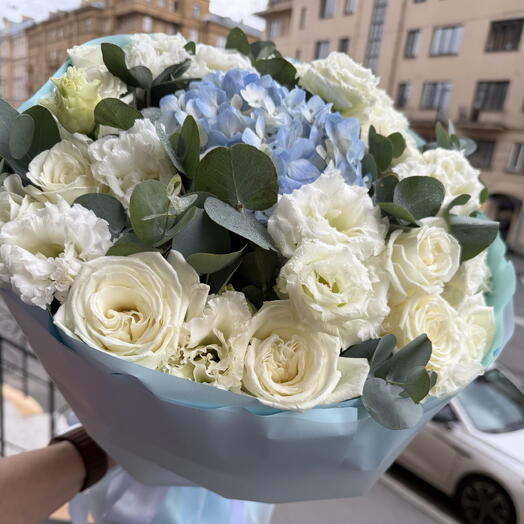 Букет с голубой гортензией и розами