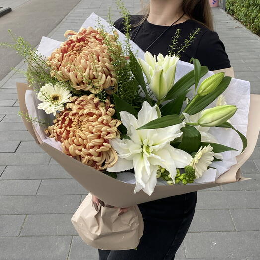 Букет с пионовидной лилией, хризантемами виена и белыми герберами
