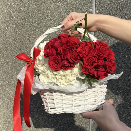 Трендовый букет вишенки 🍒
Из гортензии и кустовых роз