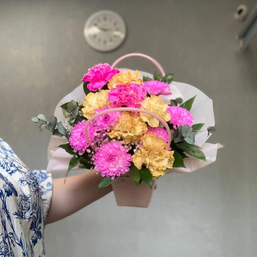 Композиция с гвоздиками и диантусами