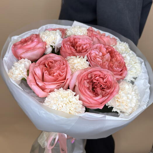 Букет с пионовидными розами и диантусами 💐