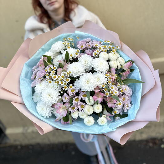 Пышный букет из хризантем «Луговое поле» выглядит как воплощение искренней нежности )