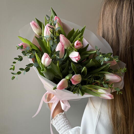 Тюльпаны розовые и эвкалипт в букете «Династия» 🌷