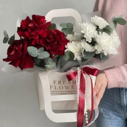 Композиция в сумочке с пышной красной розой, хризантемой и эвкалиптом🌹