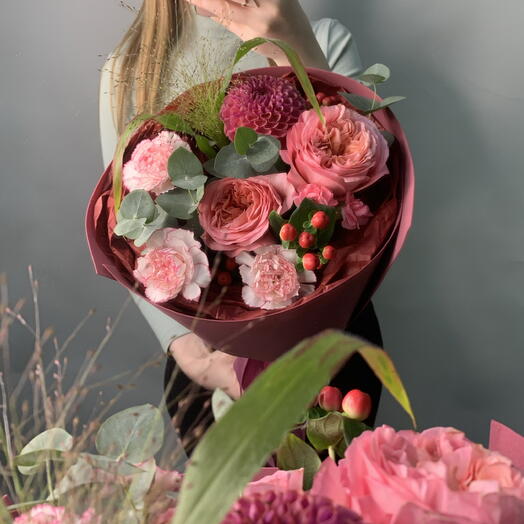 Стильный букет с георгином, розой, диантусами 🌸