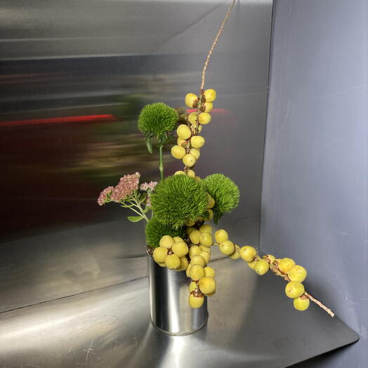 Композиция в банке с ветками пальмы