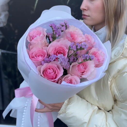 Букет из роз с статицей