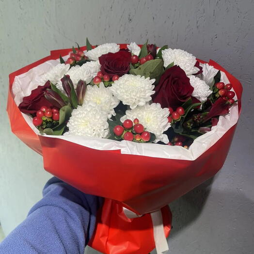 Сборный букет с красными розами