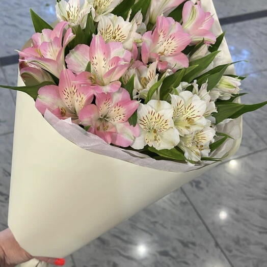 Букет конверт из 5 альстромерий