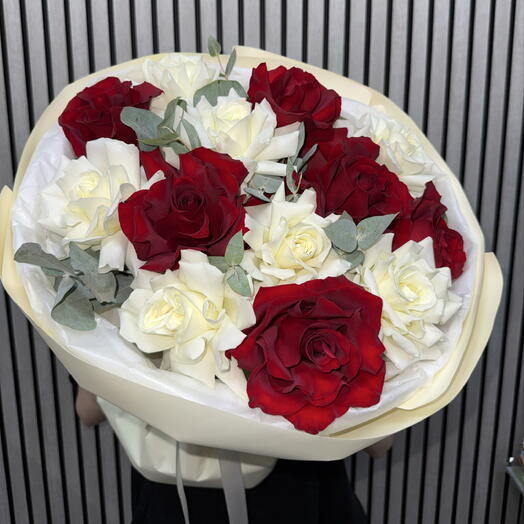 Букет из красных и белых роз