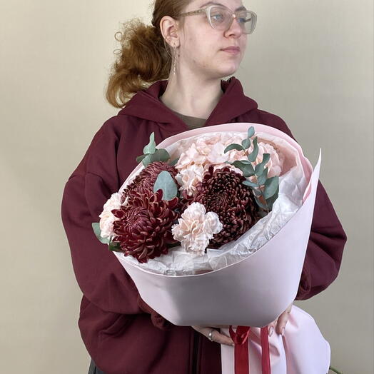Сборный осенний букет с хризантемой бигуди