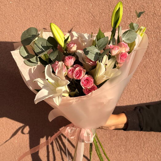 Букет с лилиями, кустовыми розами и эвкалиптом🌸🌿