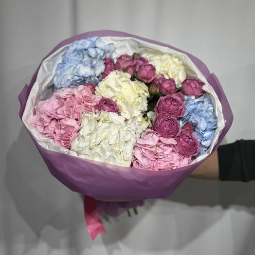 Микс из гортензий и кустовых пионовидных роз