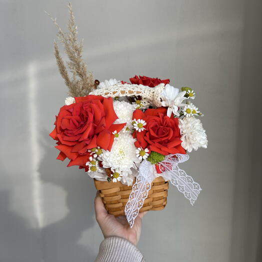 Корзиночка с красными розами