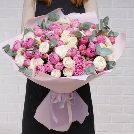 Bouquet of peony-shaped bush roses