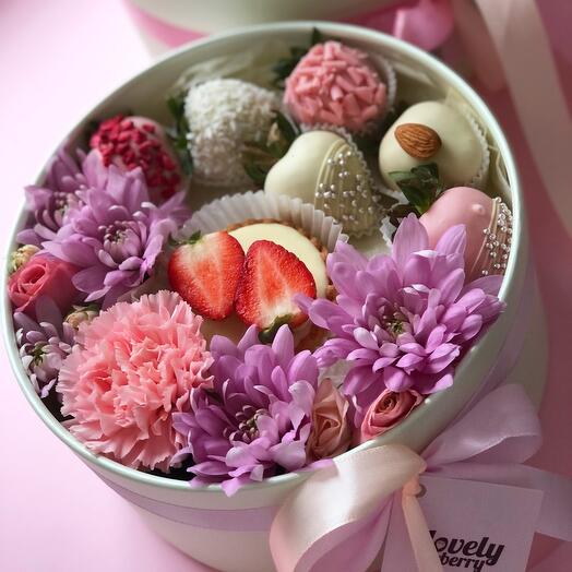 Flores con fresas cubiertas de chocolate y tartaleta