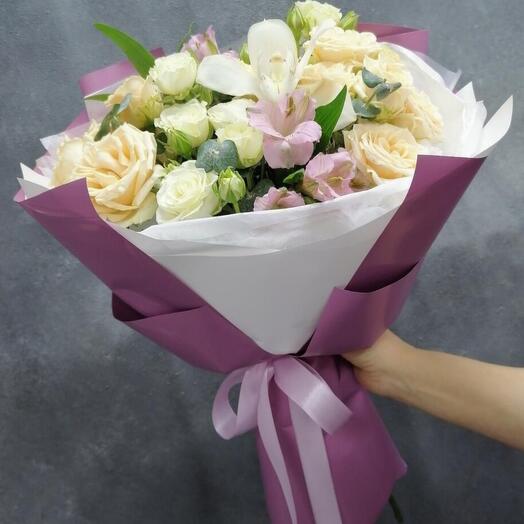 Букет из орхидей и пионовидных кустовых роз🌺