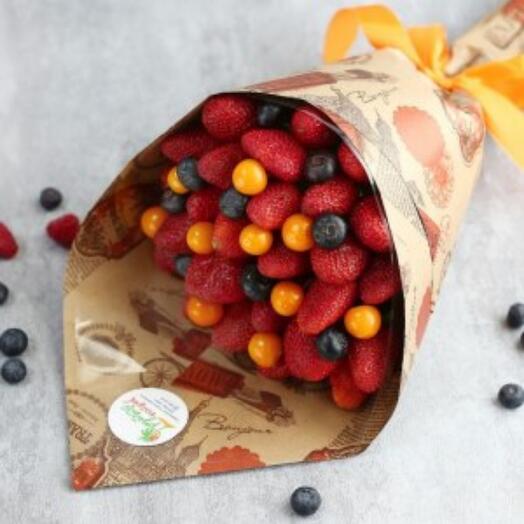 Букет из клубники и ягод