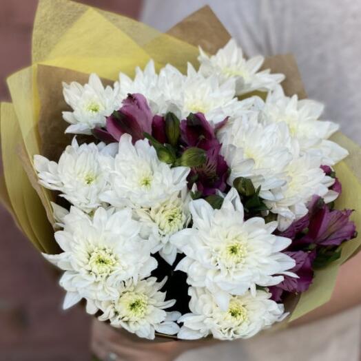 Bouquet of chrysanthemums with alstroemeria