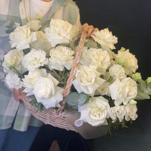 Rosas de encaje en la cesta