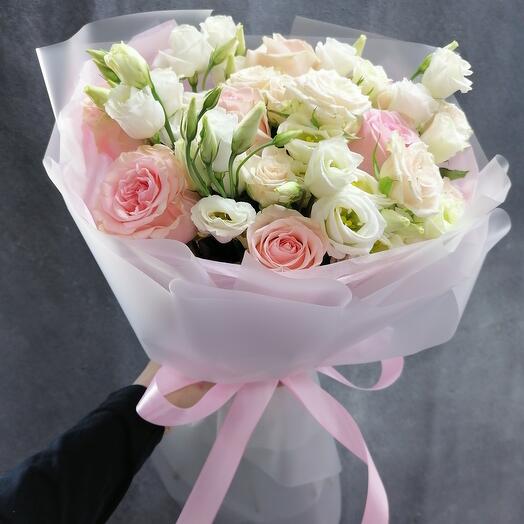 La ternura misma de las rosas peonías y el eustoma