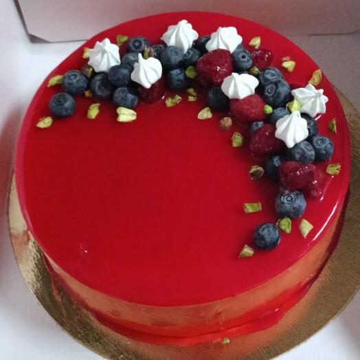 Raspberry profiterole cake»