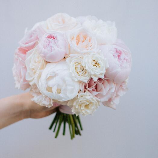 Ramo de novia con peonías y rosas blanco-rosa