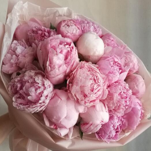 Monobucket made of peonies
