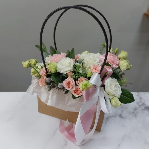 Handbag with bush roses and eustoma
