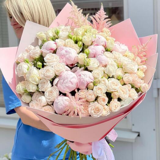 Розовый Букет из пионов и кустовых роз